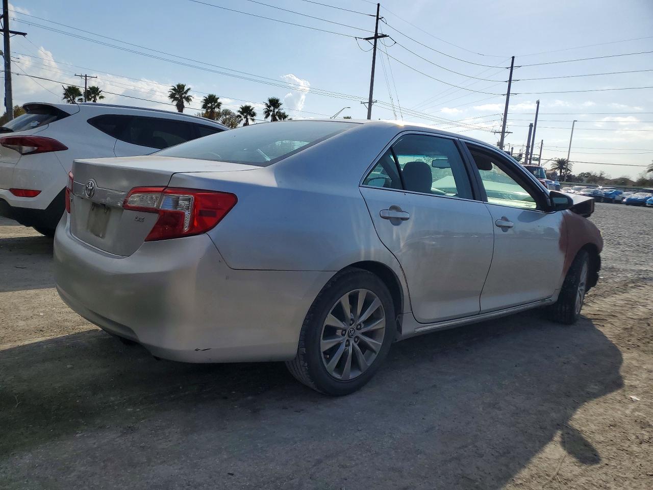 2014 TOYOTA CAMRY LE photo 3