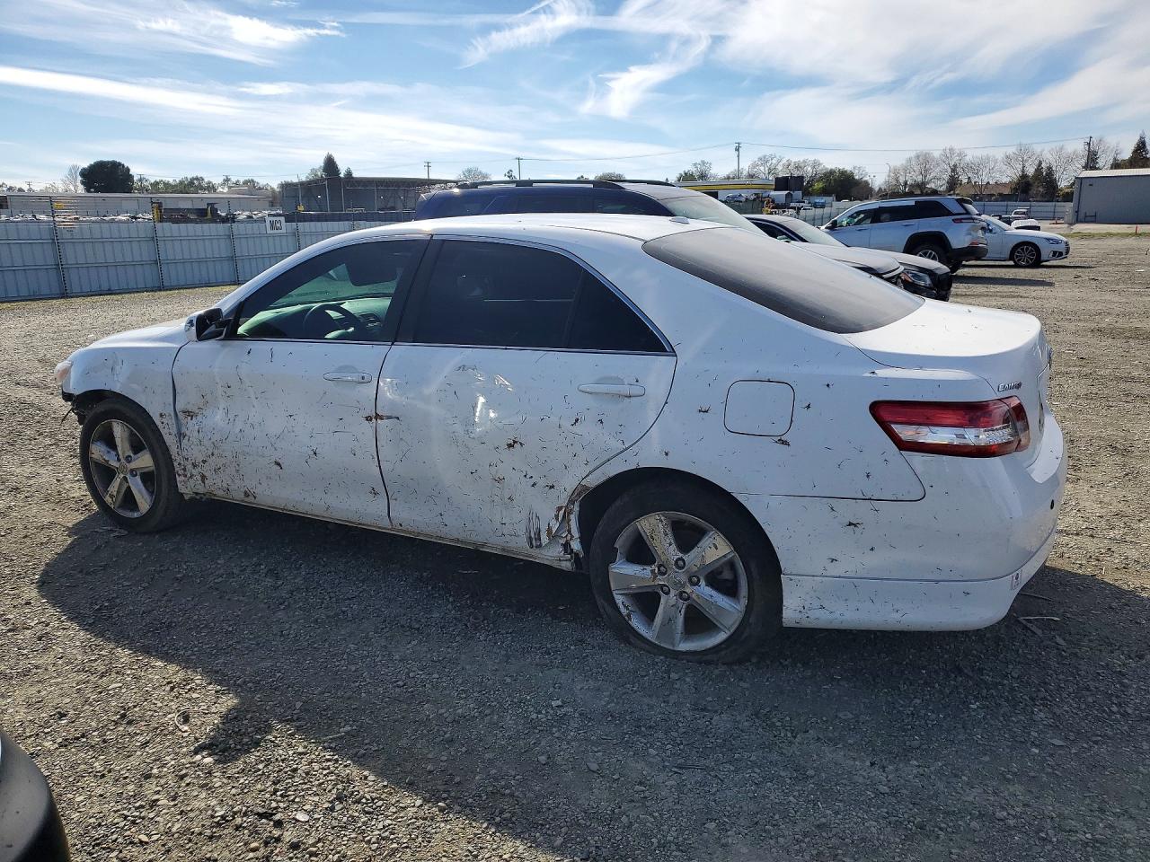 2011 TOYOTA CAMRY SE photo 3