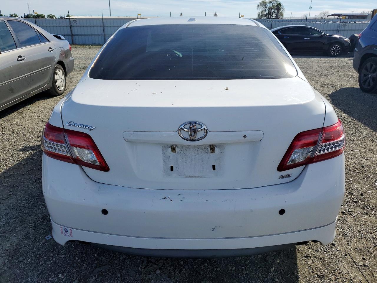 2011 TOYOTA CAMRY SE photo 11