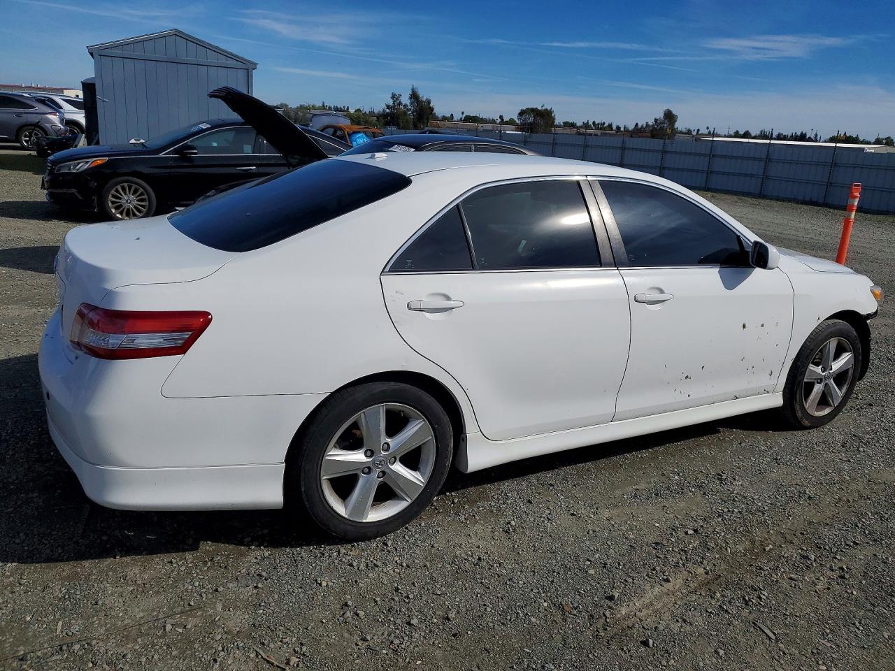 2011 TOYOTA CAMRY SE photo 5