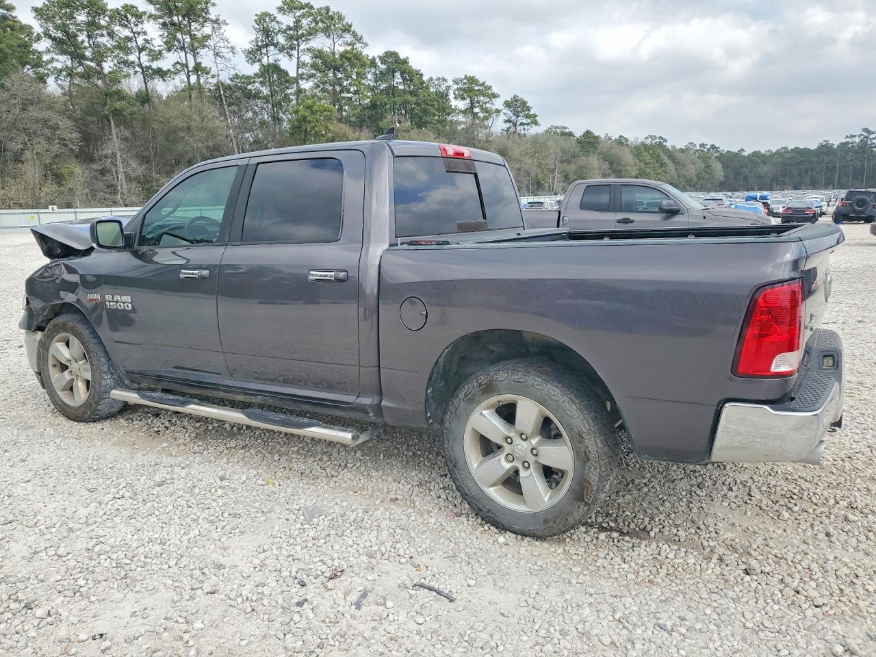 2016 RAM 1500 SLT photo 3
