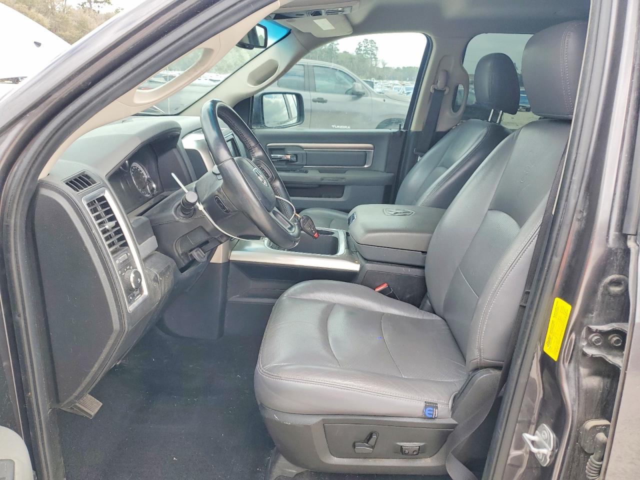 2016 RAM 1500 SLT photo 13