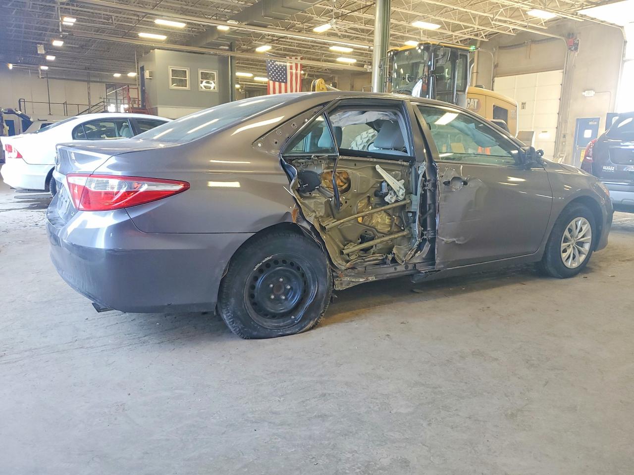 2017 TOYOTA CAMRY LE photo 3