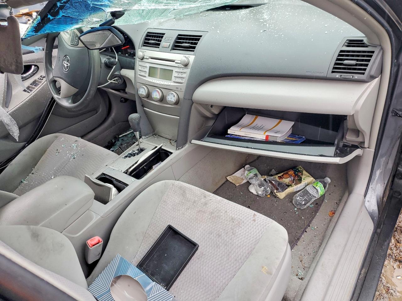 2011 TOYOTA CAMRY LE photo 8