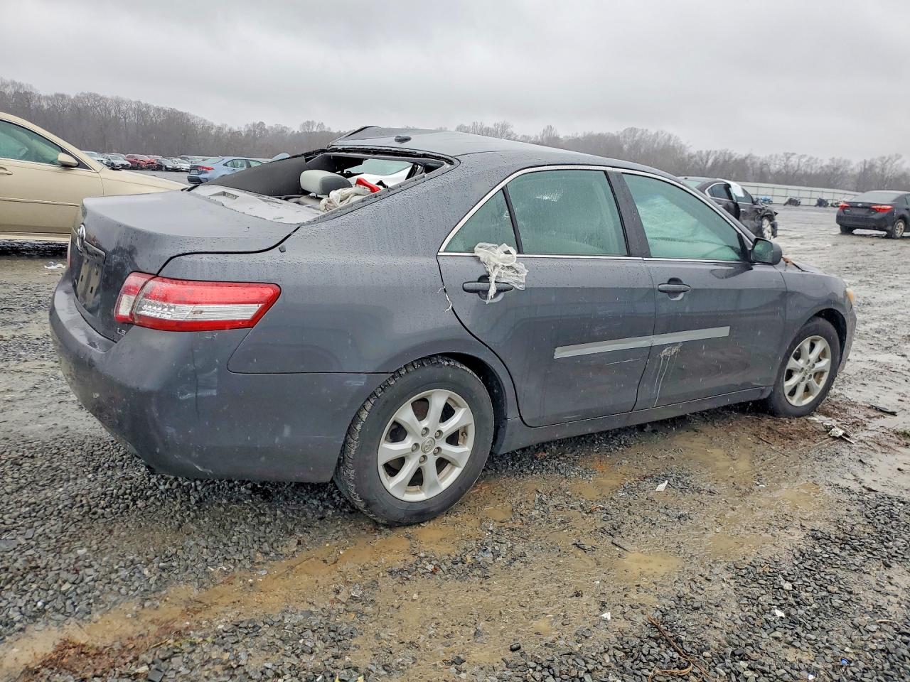 2011 TOYOTA CAMRY LE photo 3