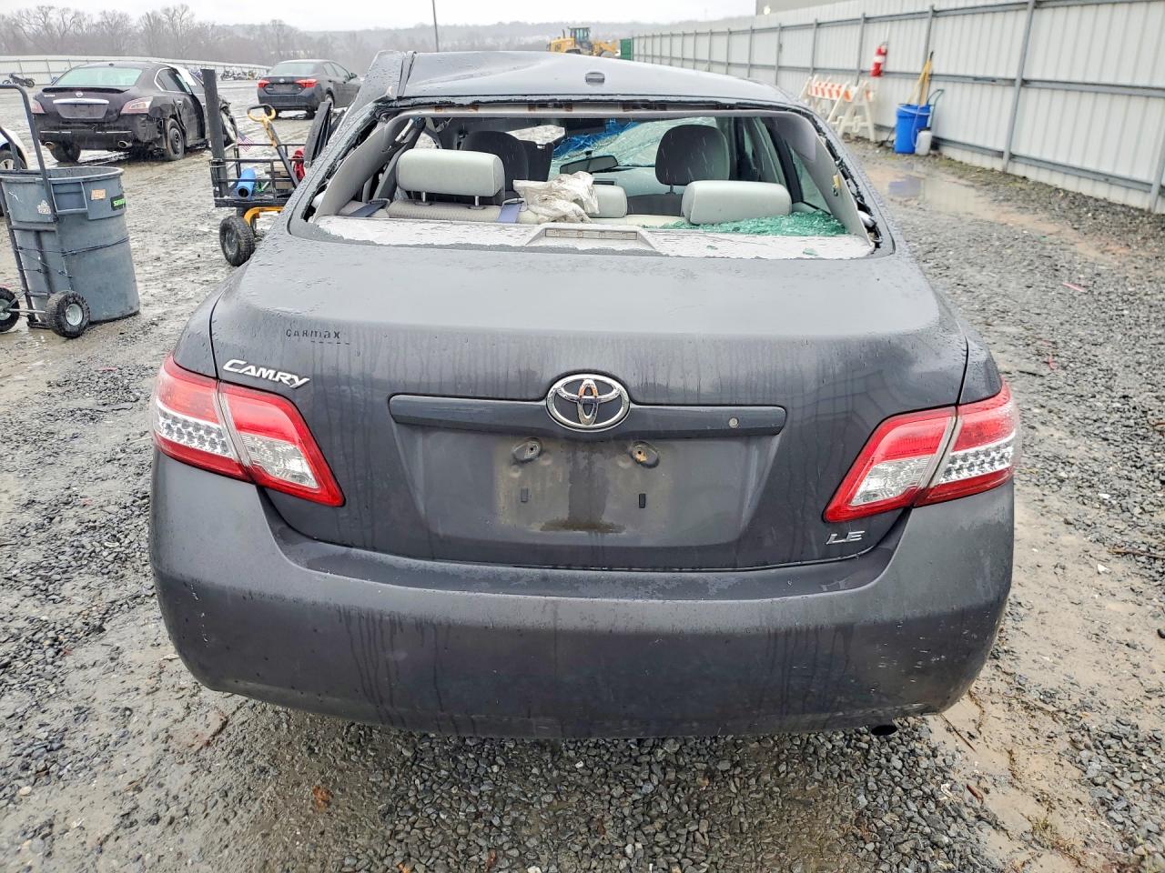 2011 TOYOTA CAMRY LE photo 6