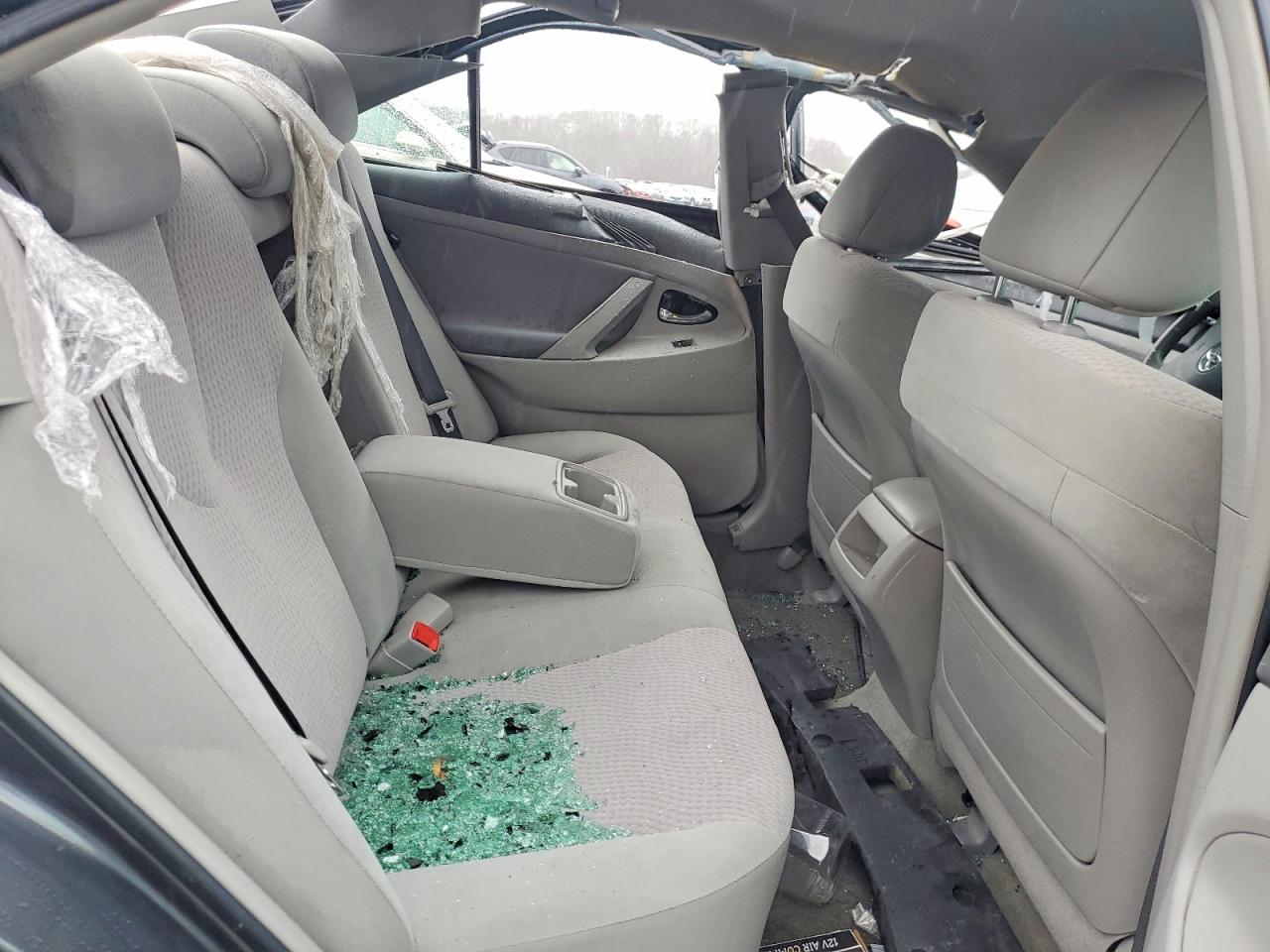 2011 TOYOTA CAMRY LE photo 10