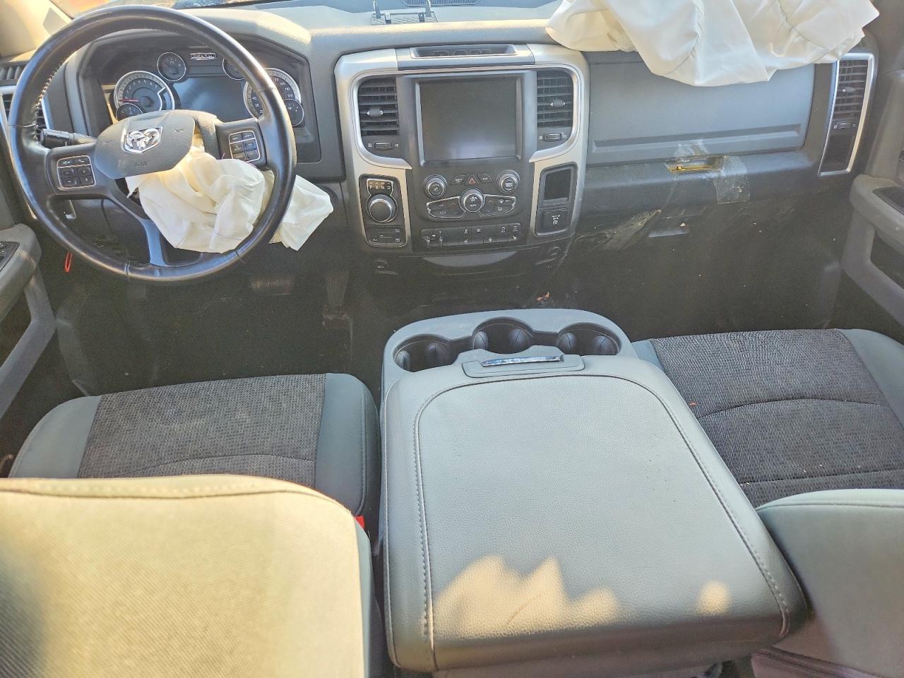 2016 RAM 1500 SLT photo 8