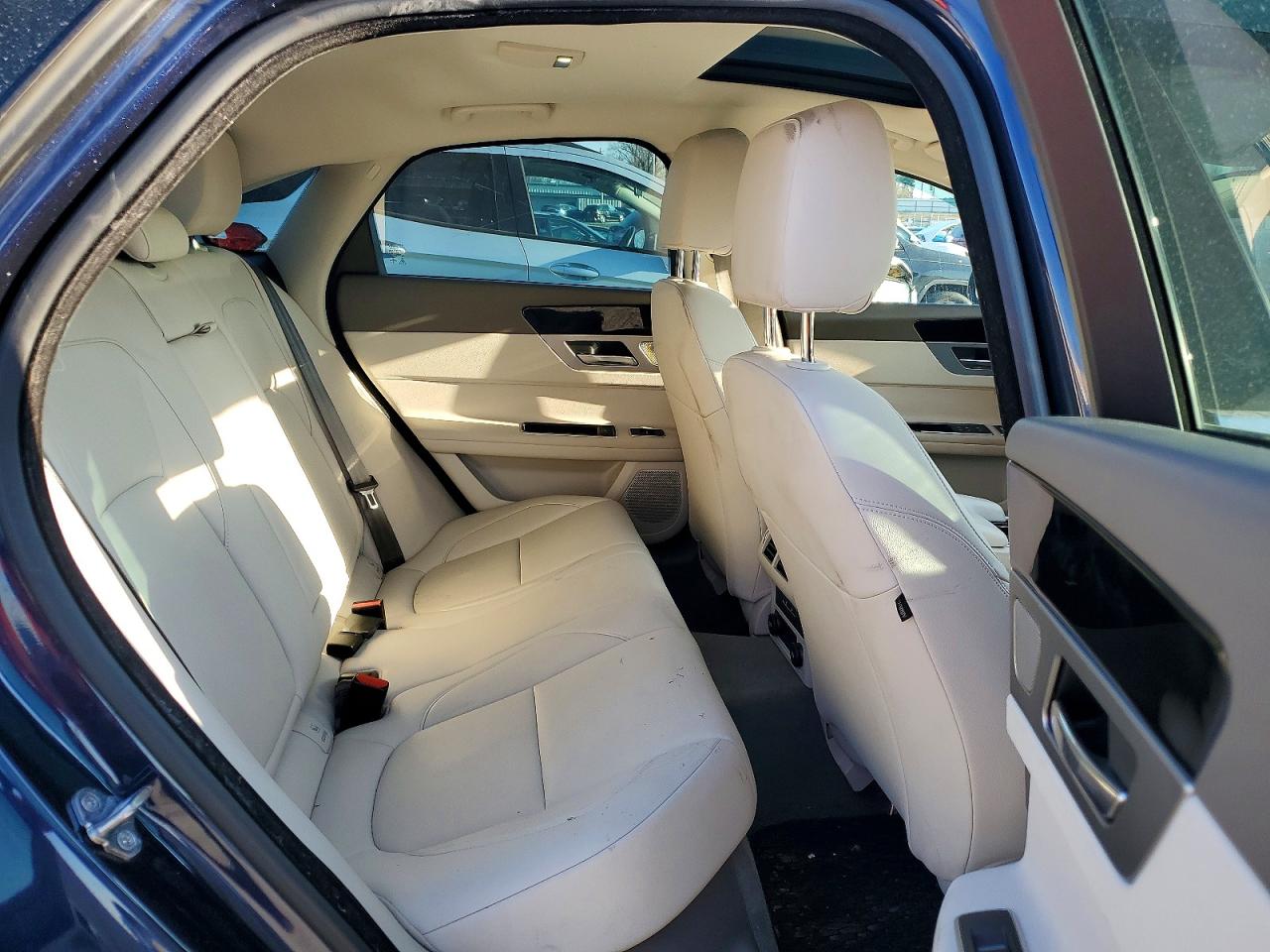 2018 JAGUAR XF PREMIUM photo 10