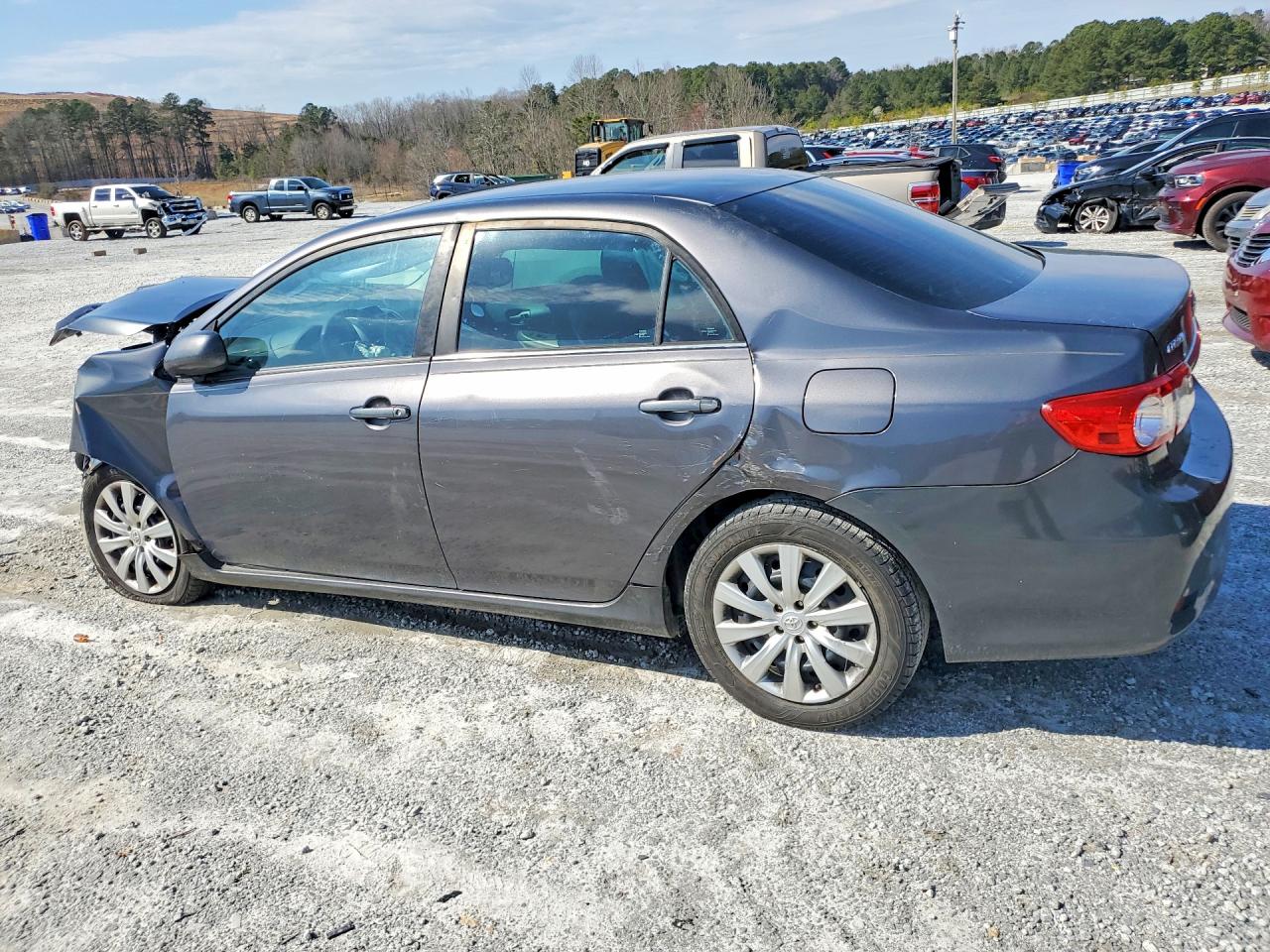 2013 TOYOTA COROLLA LE photo 2