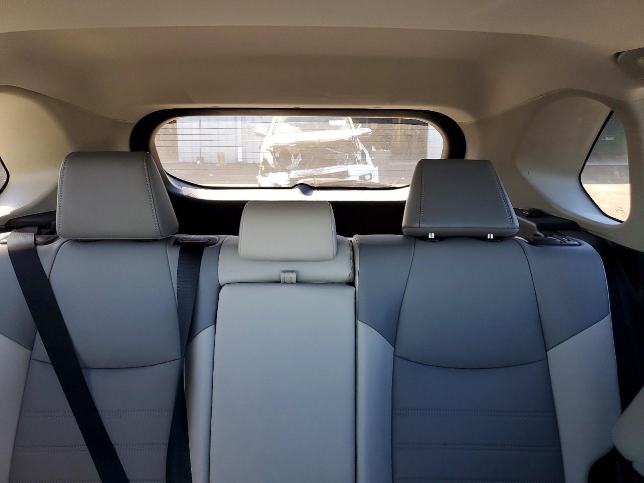 2022 TOYOTA RAV4 XLE PREMIUM photo 19