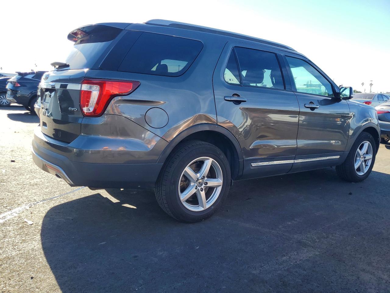 2017 FORD EXPLORER XLT photo 5