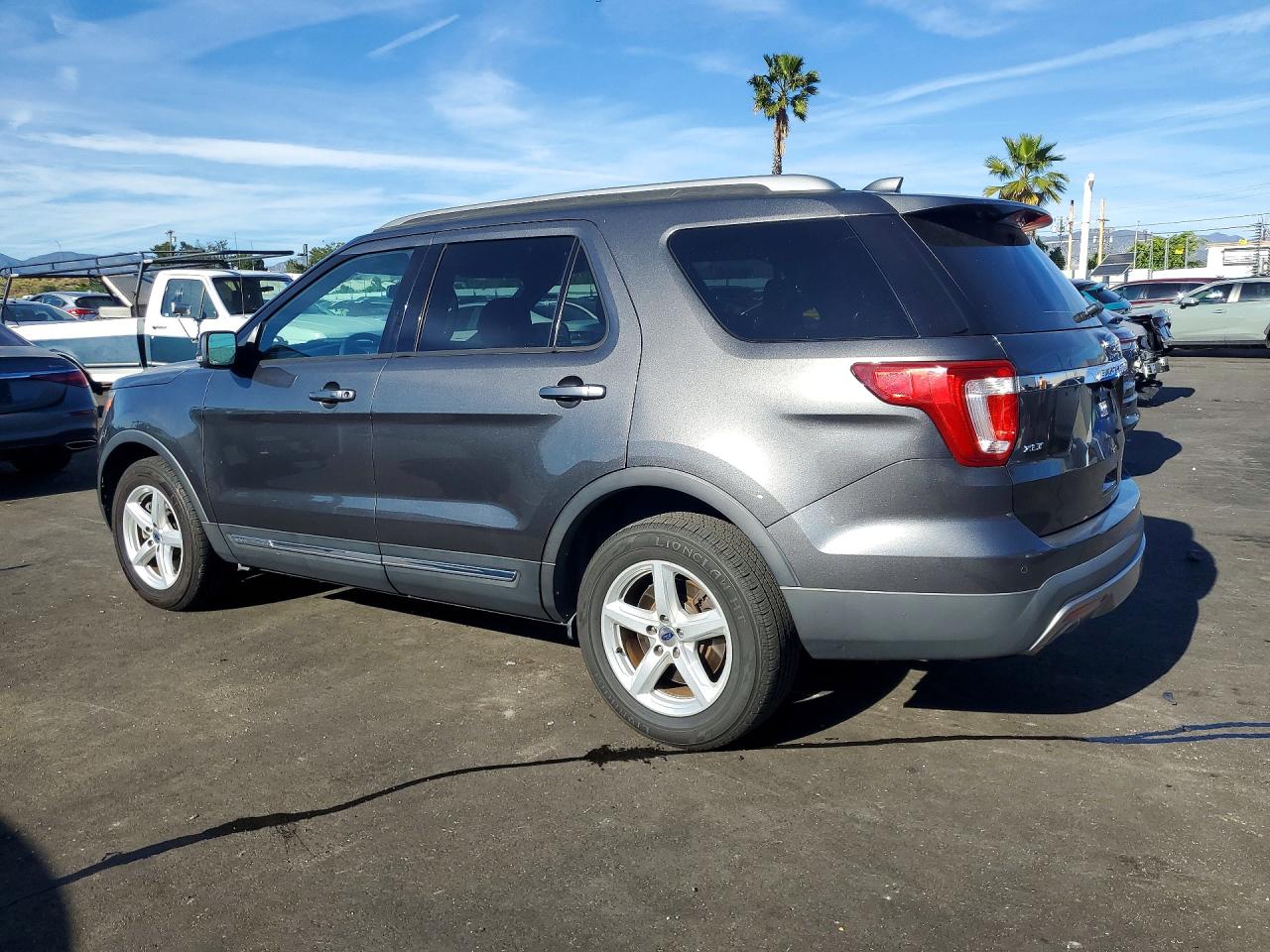 2017 FORD EXPLORER XLT photo 3
