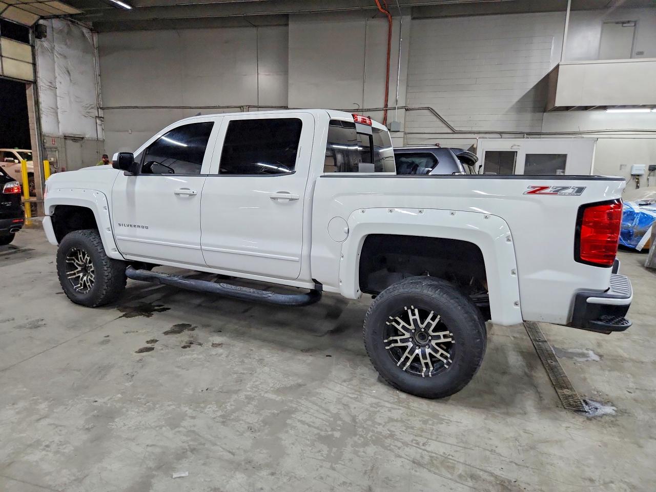 2016 CHEVROLET SILVERADO K1500 LT photo 2