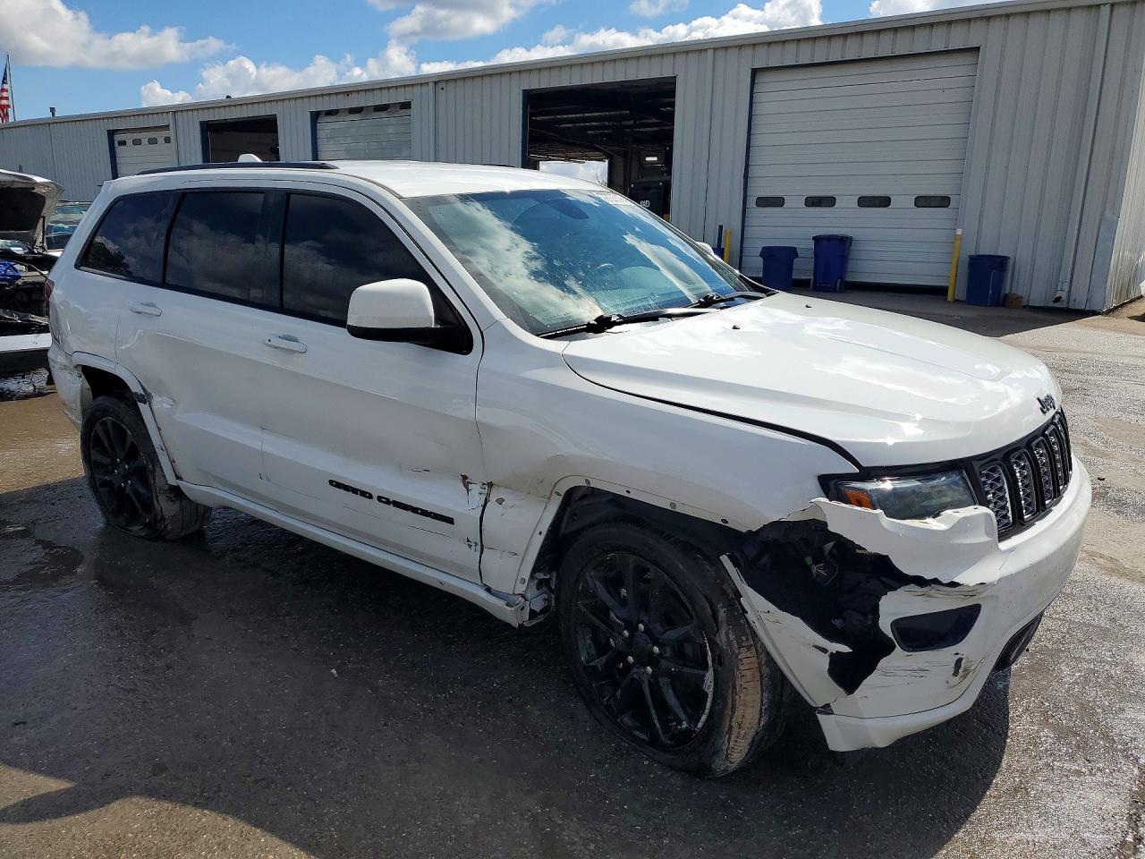 2020 JEEP GRAND CHEROKEE LAREDO photo 4