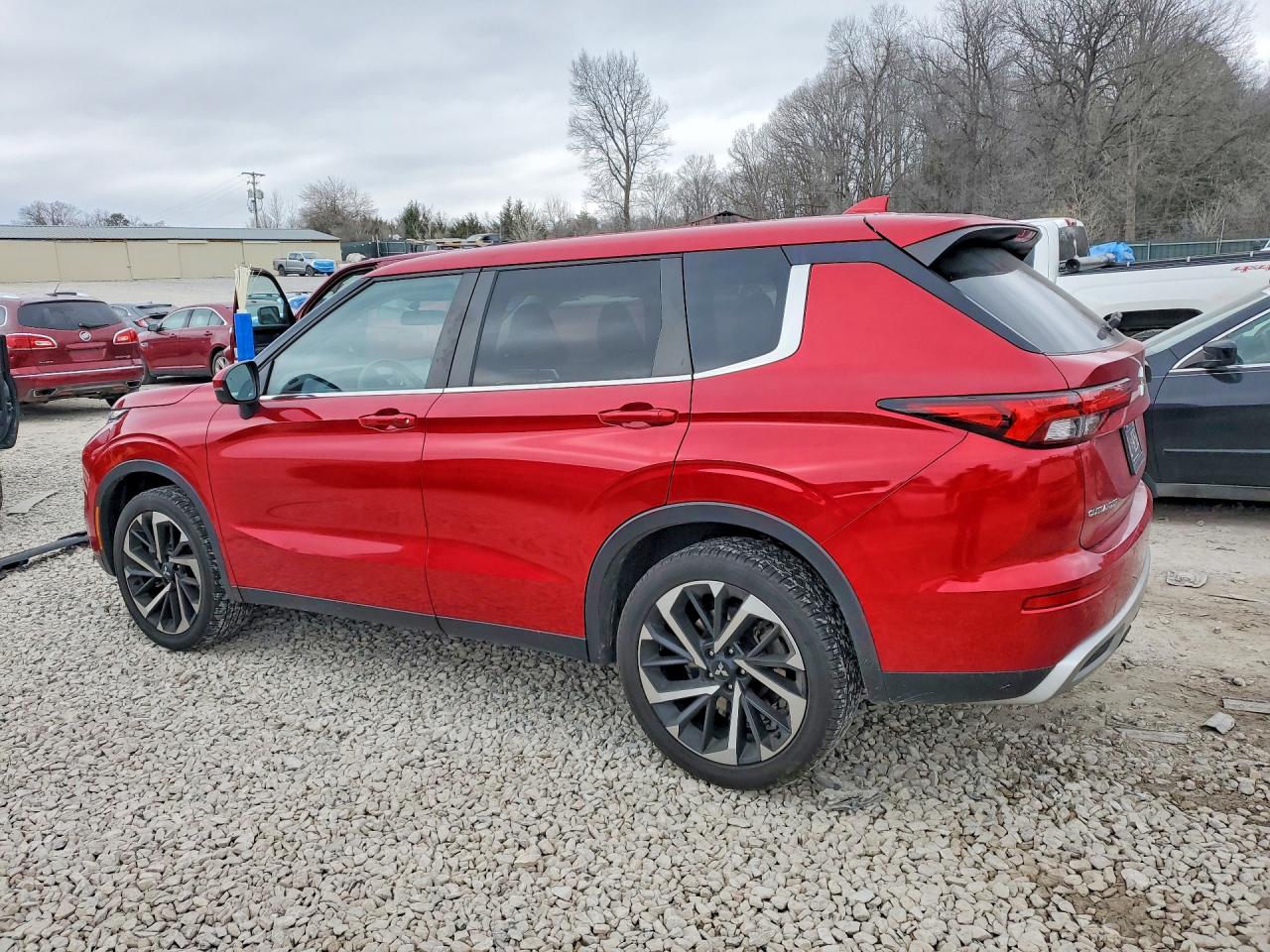 2024 MITSUBISHI OUTLANDER SE photo 3