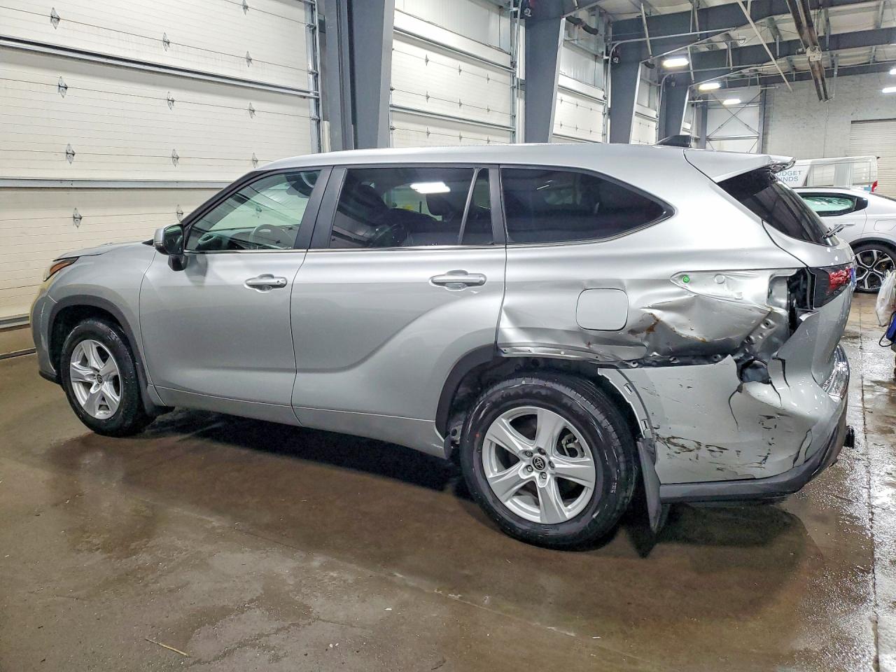 2023 TOYOTA HIGHLANDER LE photo 3