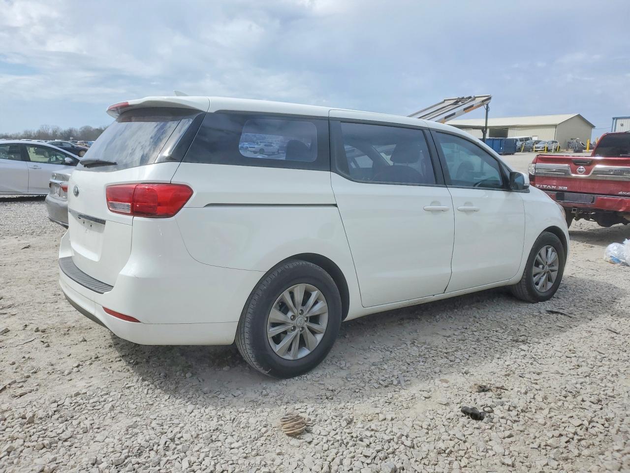 2017 KIA SEDONA L photo 3