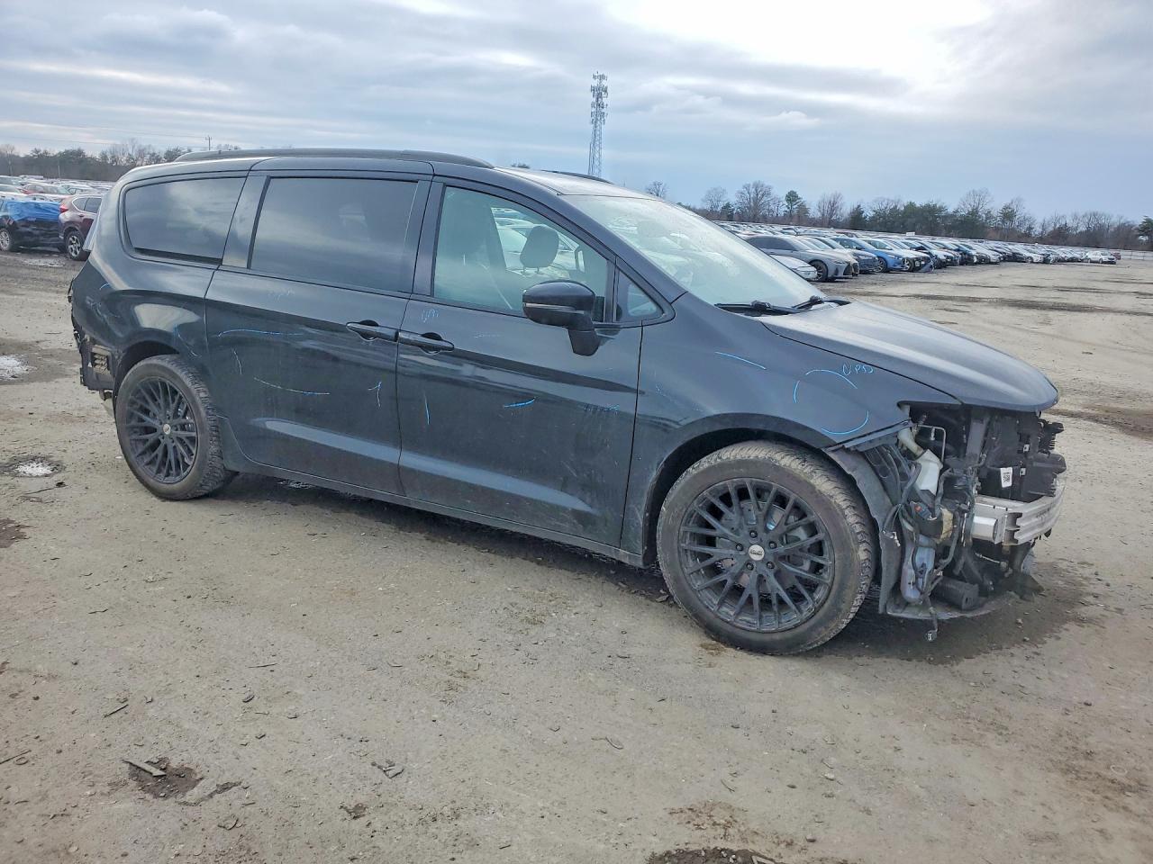 2019 CHRYSLER PACIFICA LIMITED photo 4