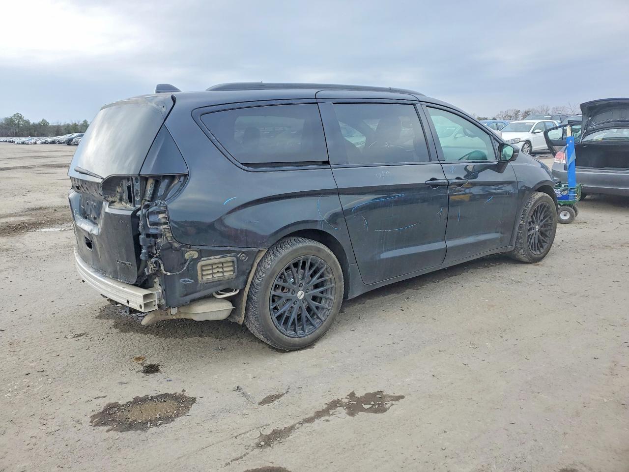 2019 CHRYSLER PACIFICA LIMITED photo 3