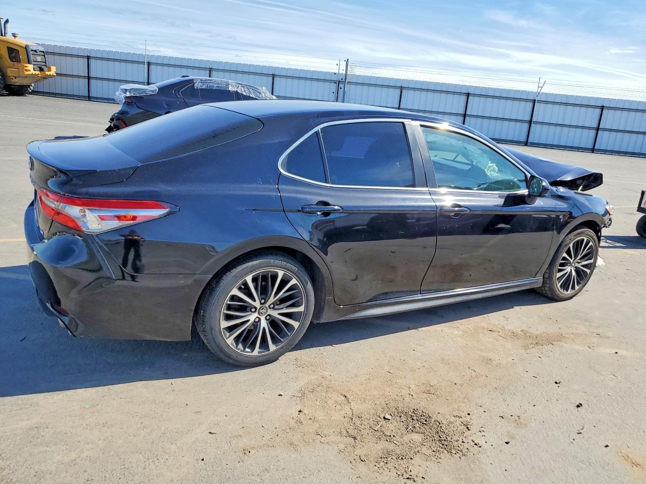 2018 TOYOTA CAMRY SE photo 3