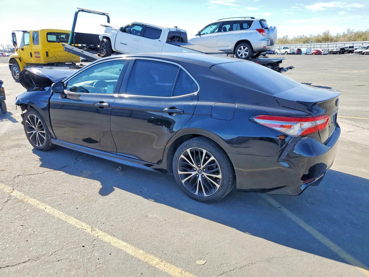 2018 TOYOTA CAMRY SE photo 2