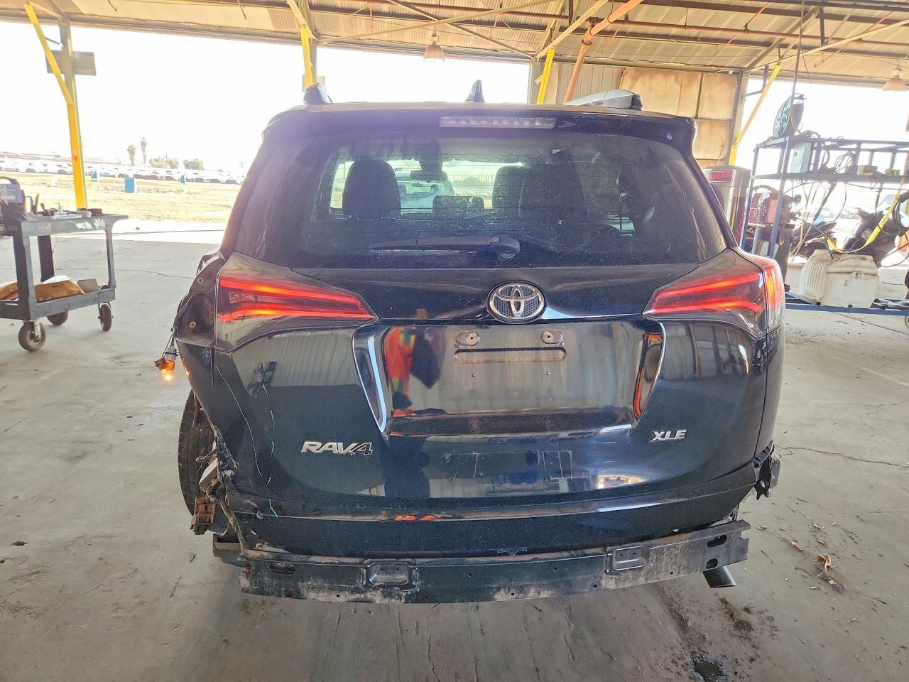 2017 TOYOTA RAV4 XLE photo 6