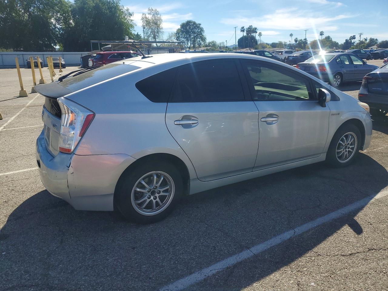 2010 TOYOTA PRIUS III photo 7