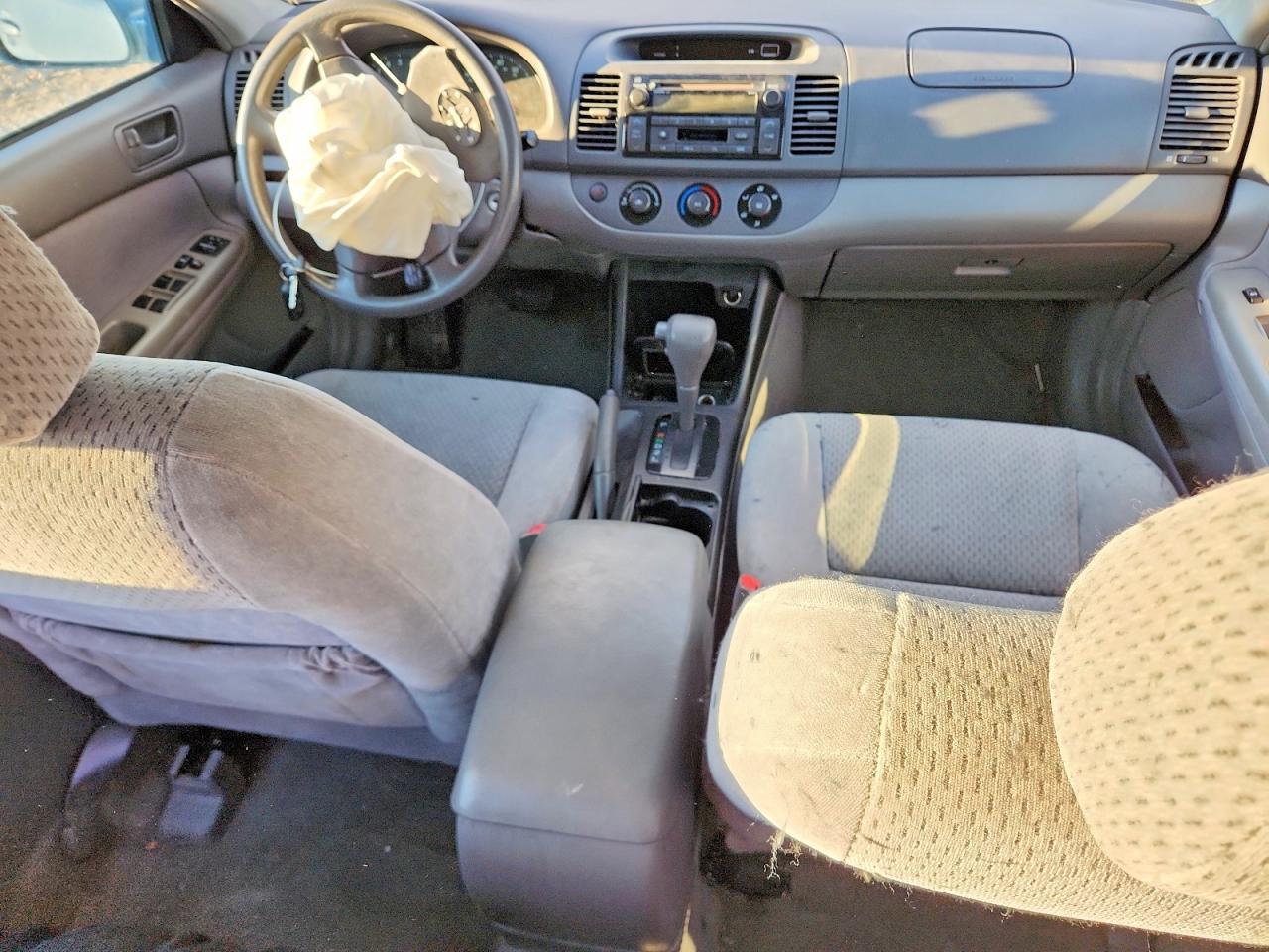 2004 TOYOTA CAMRY LE photo 15
