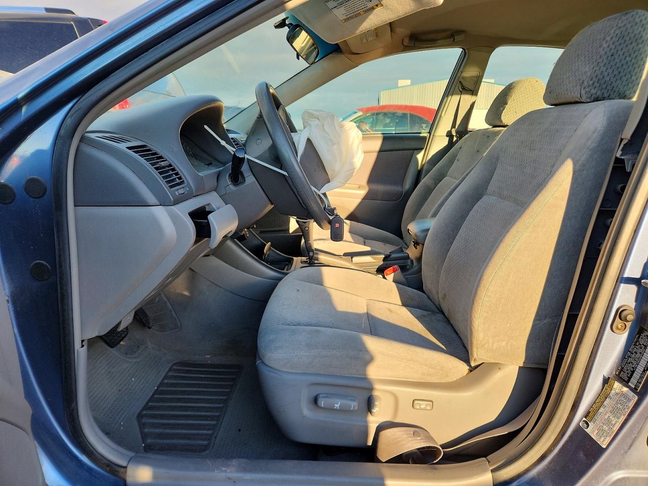 2004 TOYOTA CAMRY LE photo 13
