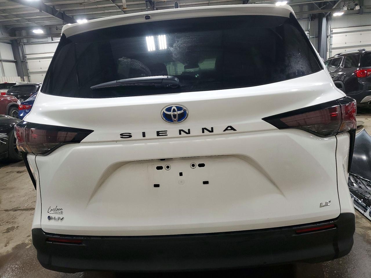 2025 TOYOTA SIENNA LE 8-PASSENGER photo 6