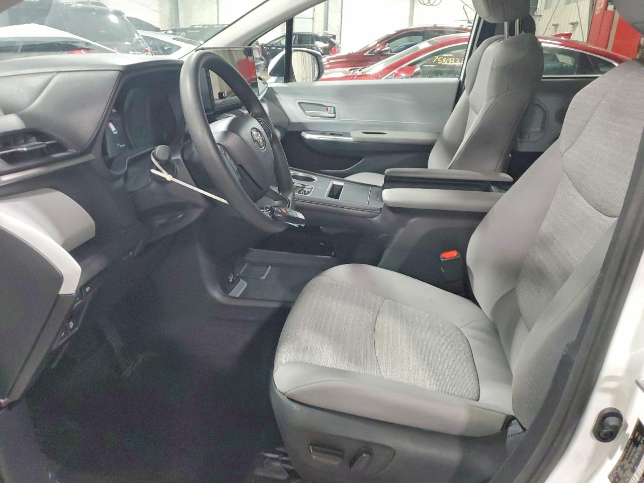 2025 TOYOTA SIENNA LE 8-PASSENGER photo 7
