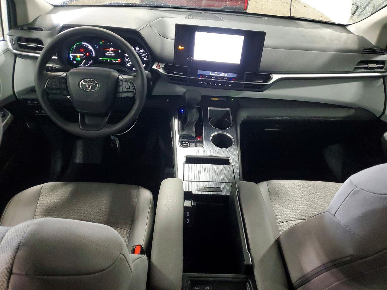 2025 TOYOTA SIENNA LE 8-PASSENGER photo 8