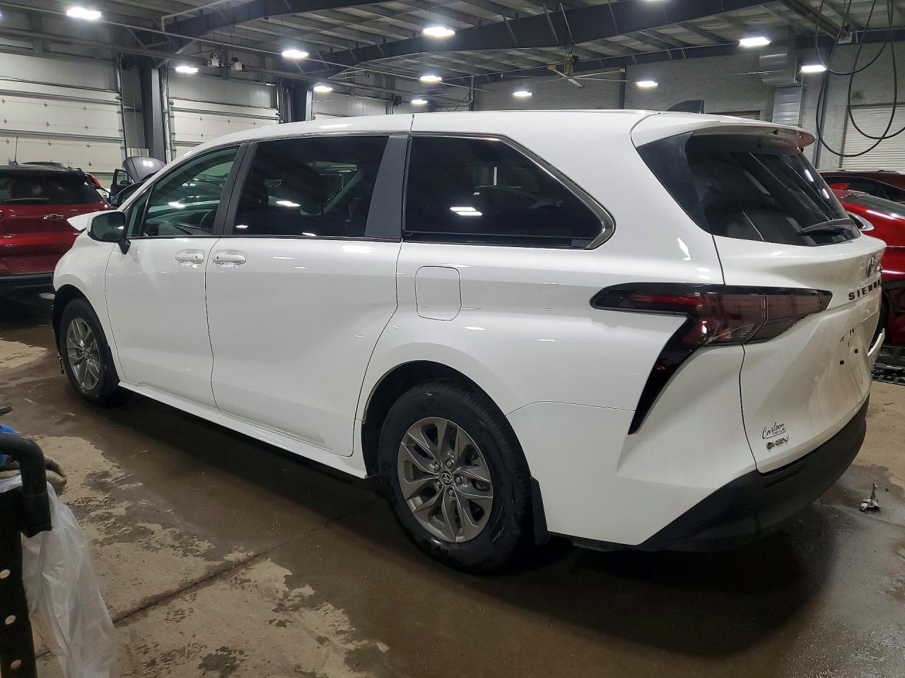 2025 TOYOTA SIENNA LE 8-PASSENGER photo 2