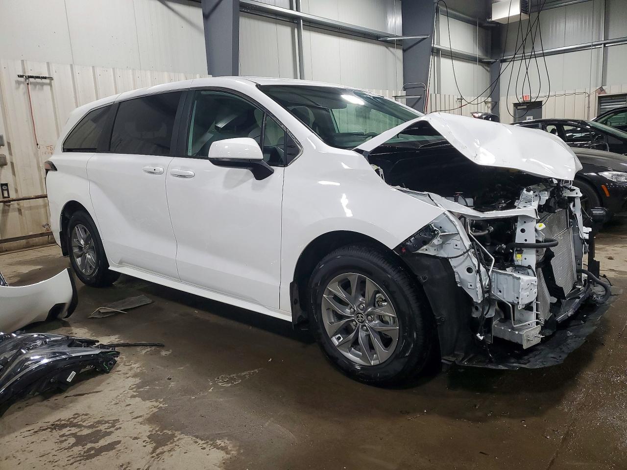 2025 TOYOTA SIENNA LE 8-PASSENGER photo 4