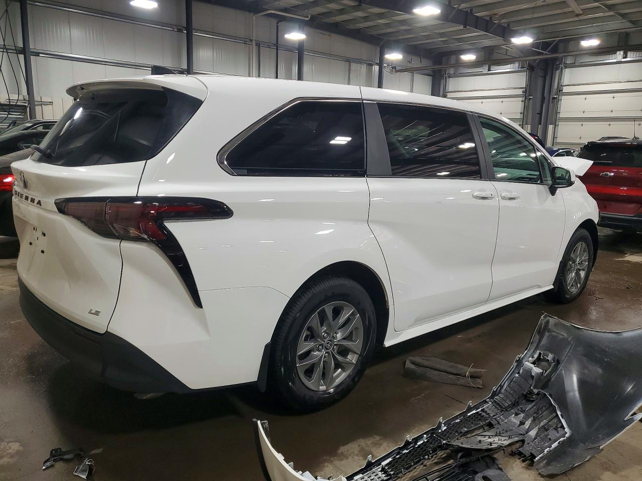 2025 TOYOTA SIENNA LE 8-PASSENGER photo 3