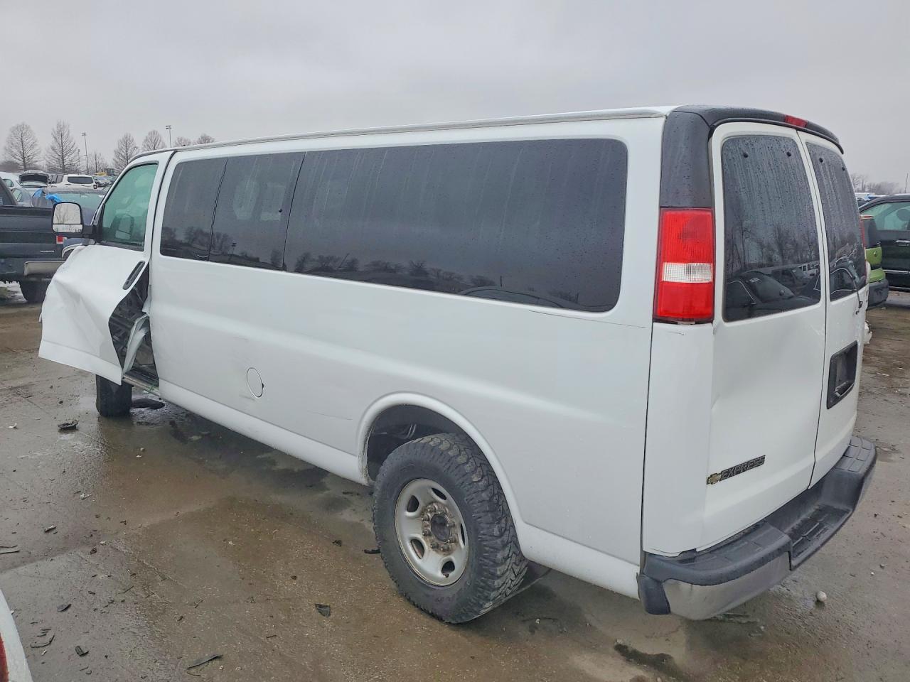 2019 CHEV EXPRESS G3500 LT photo 2