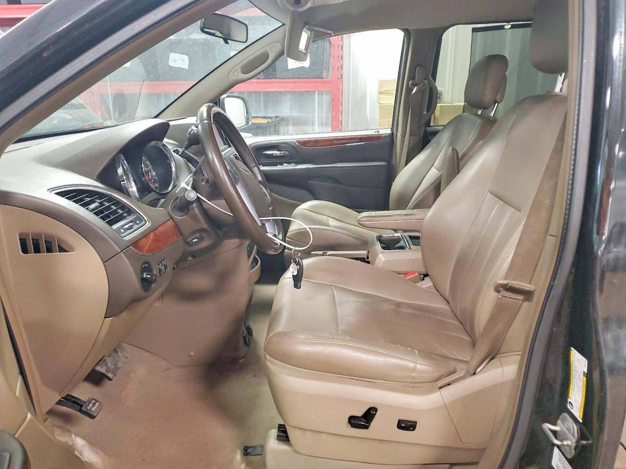 2011 CHRYSLER TOWN & COUNTRY TOURING L photo 13