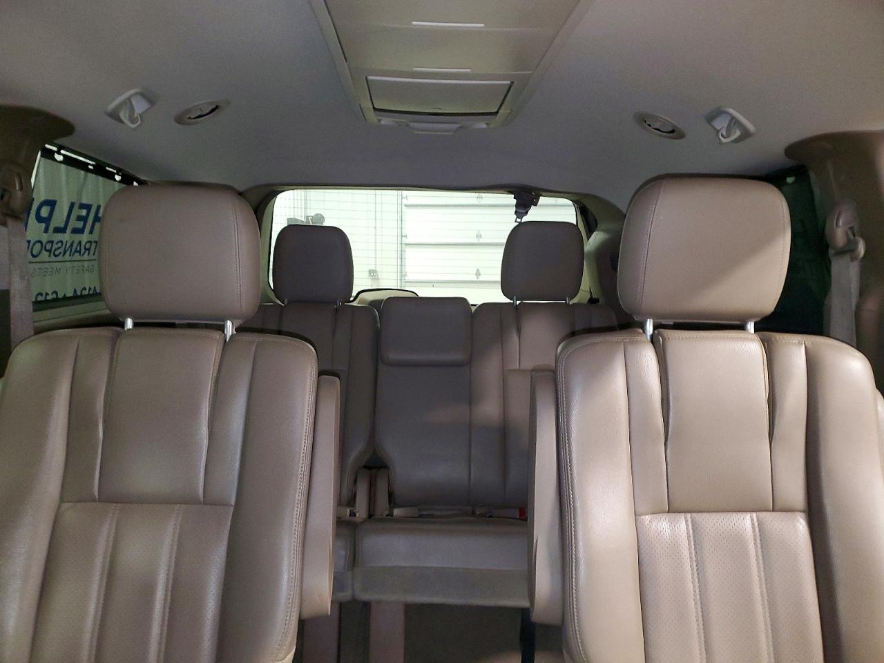 2011 CHRYSLER TOWN & COUNTRY TOURING L photo 19