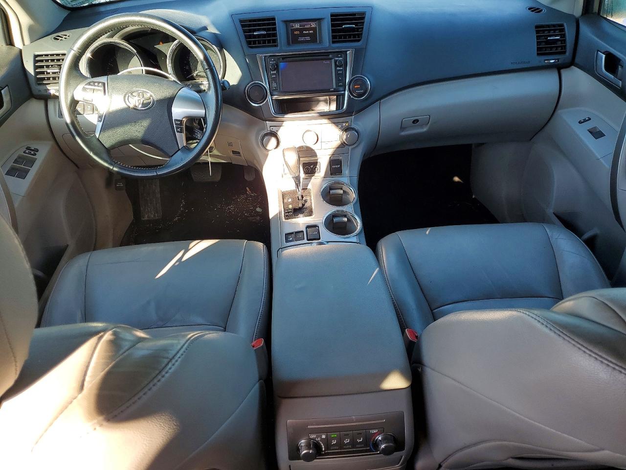 2013 TOYOTA HIGHLANDER SE photo 8