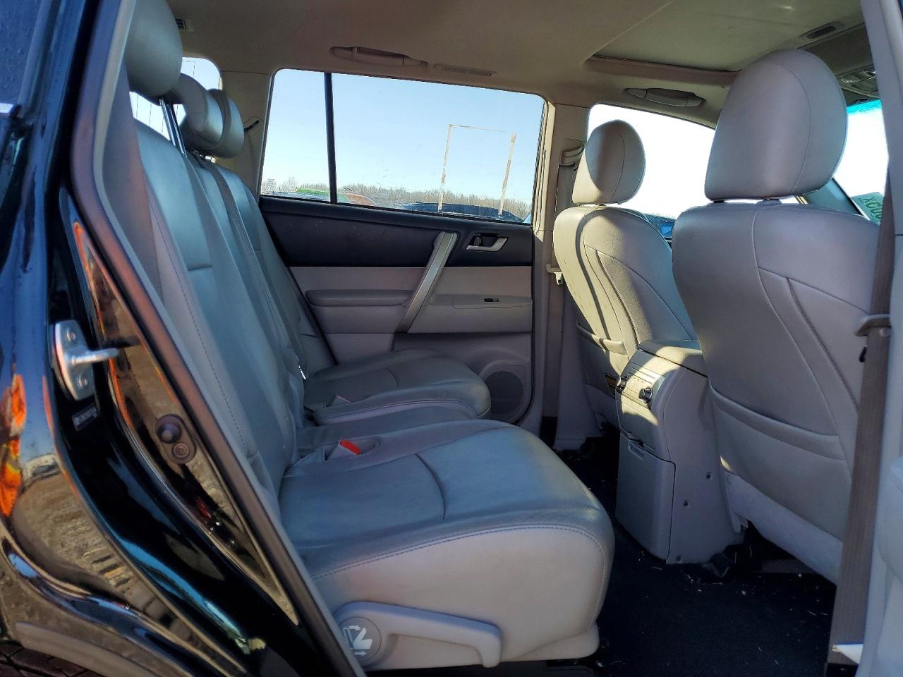 2013 TOYOTA HIGHLANDER SE photo 11