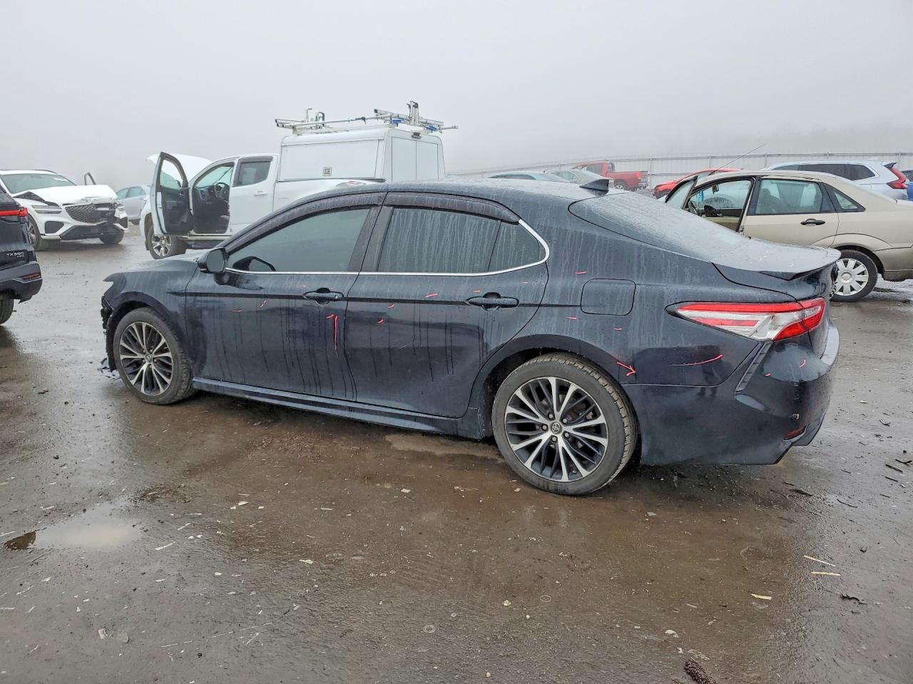 2019 TOYOTA CAMRY SE photo 2