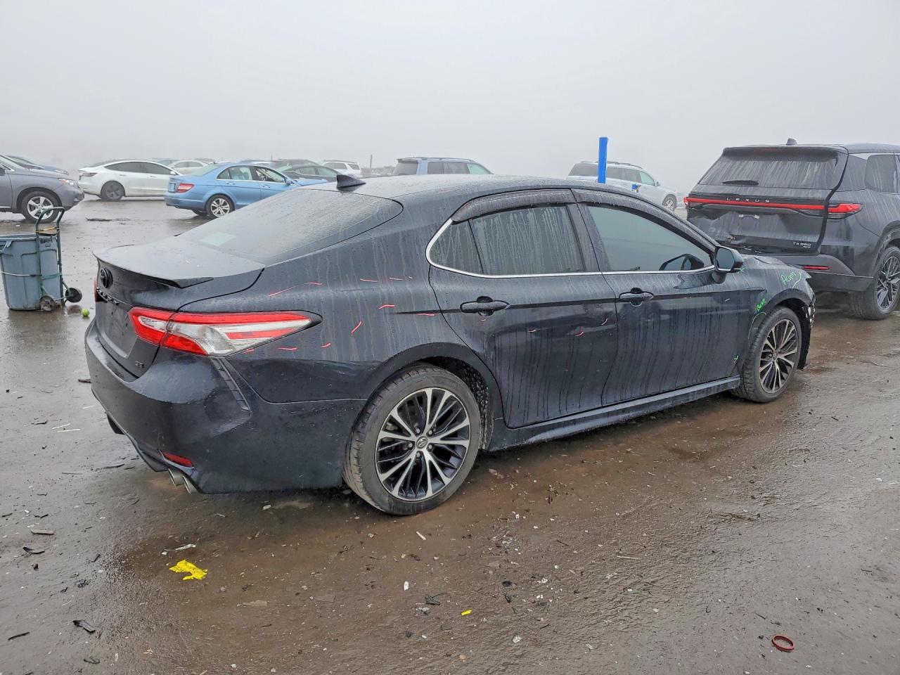 2019 TOYOTA CAMRY SE photo 3