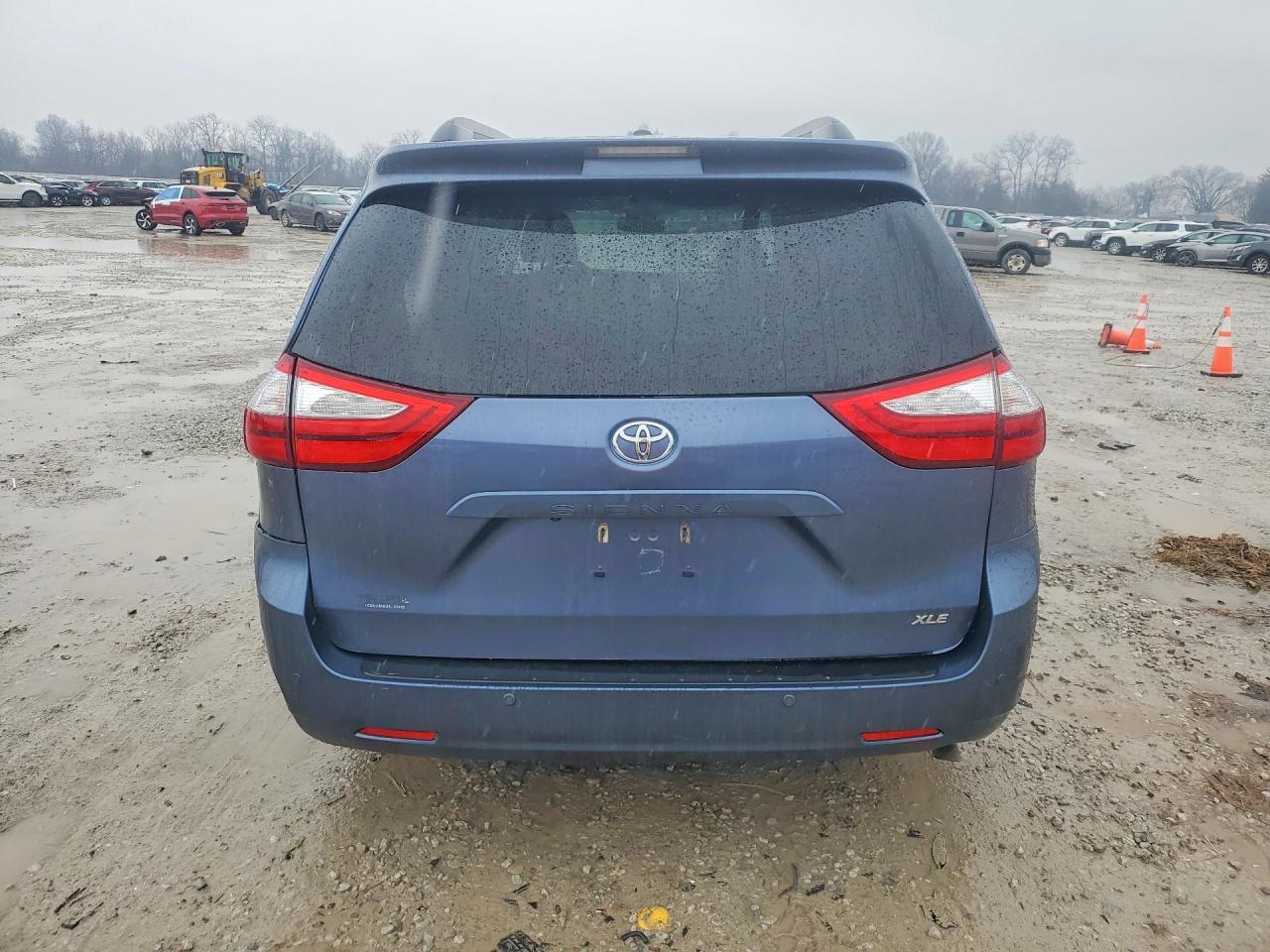 2017 TOYOTA SIENNA XLE 8-PASSENGER photo 11