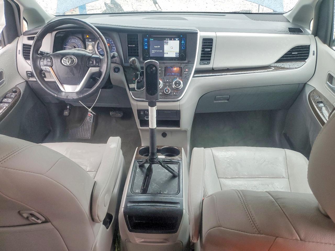 2017 TOYOTA SIENNA XLE 8-PASSENGER photo 15
