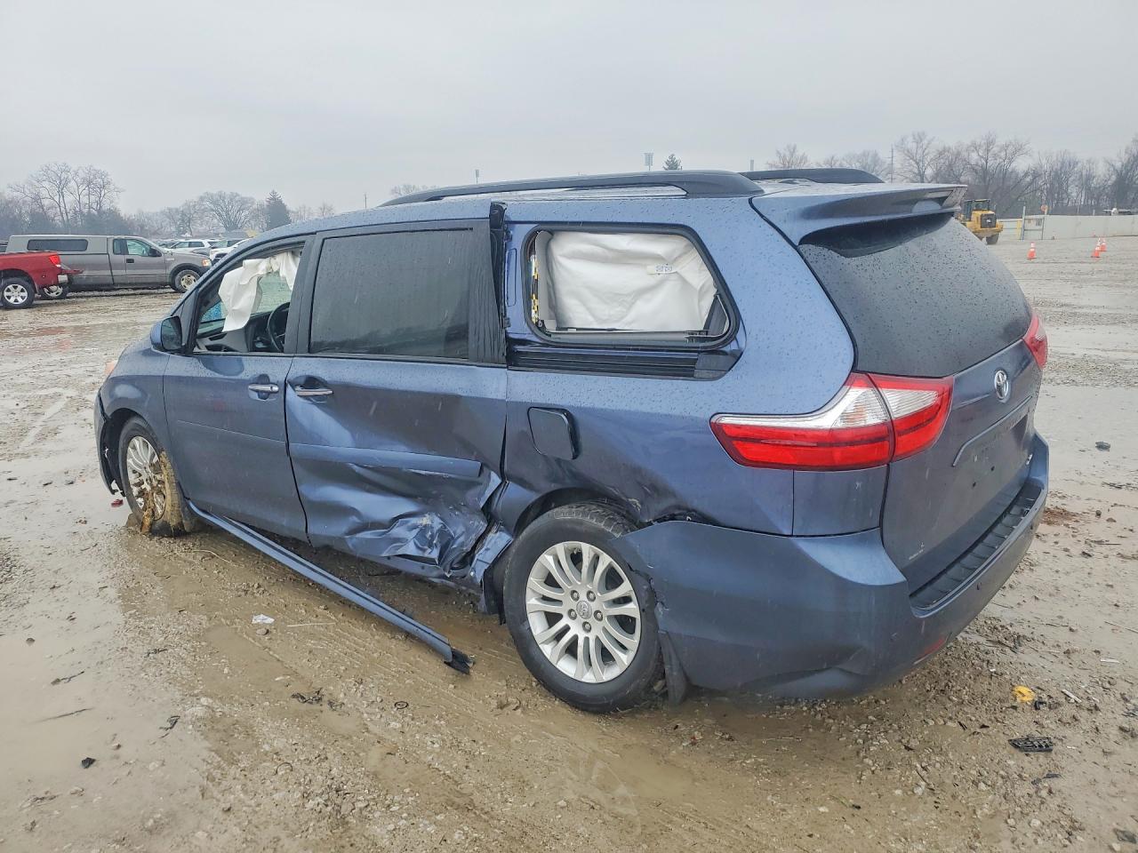 2017 TOYOTA SIENNA XLE 8-PASSENGER photo 3