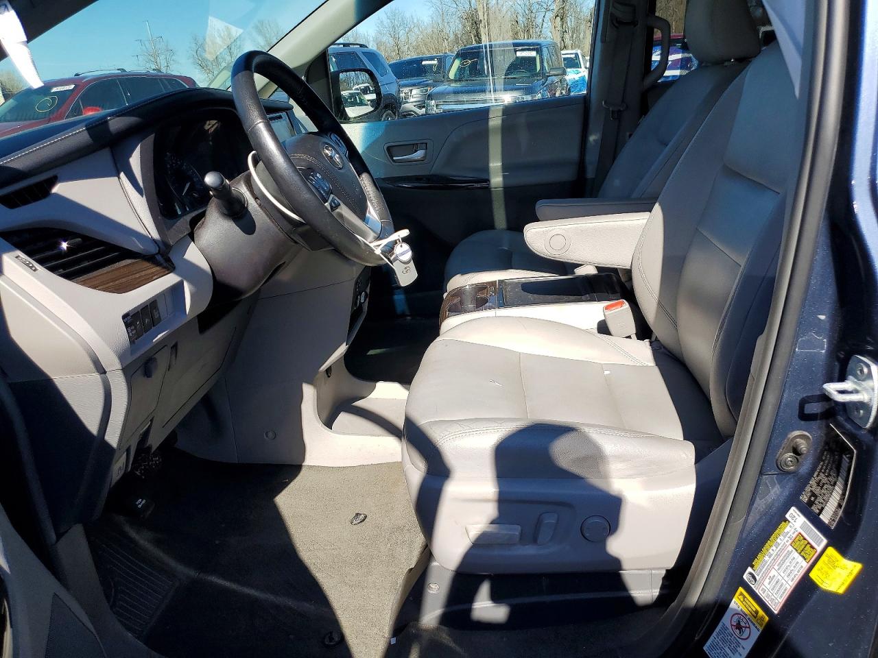 2017 TOYOTA SIENNA XLE 8-PASSENGER photo 13