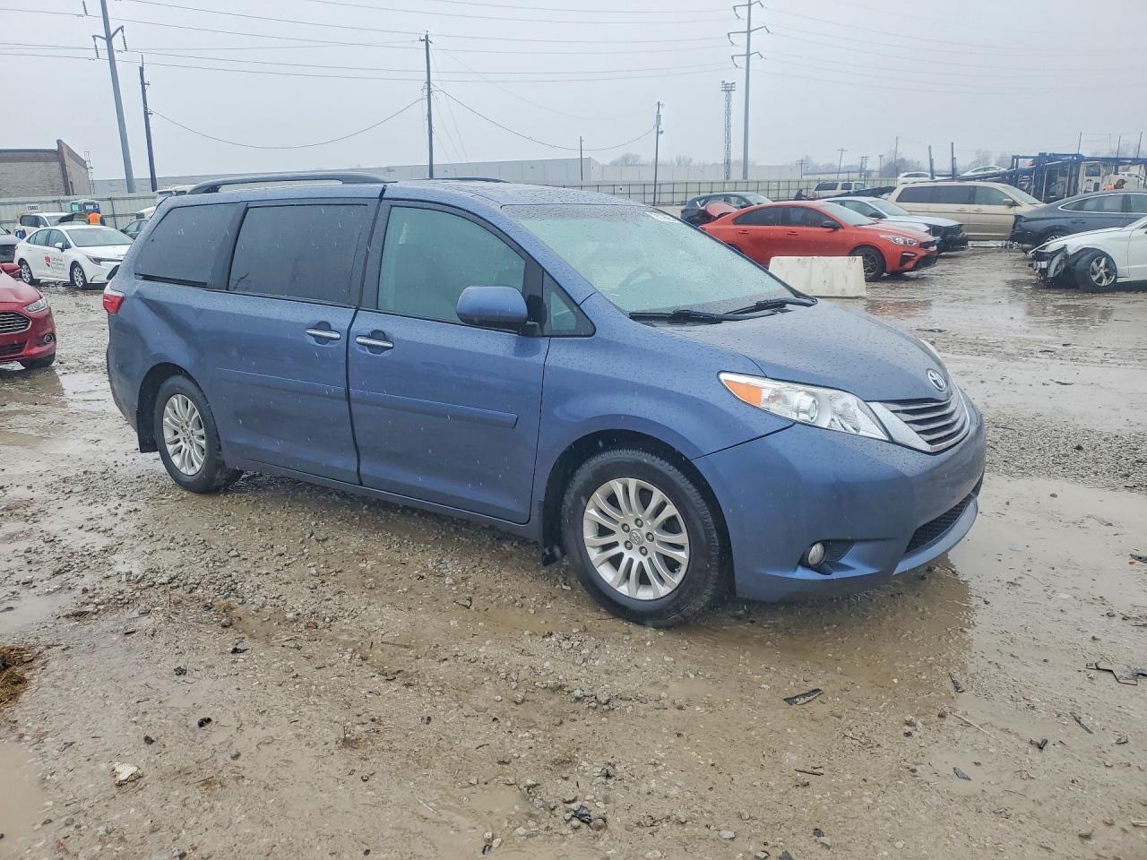 2017 TOYOTA SIENNA XLE 8-PASSENGER photo 7