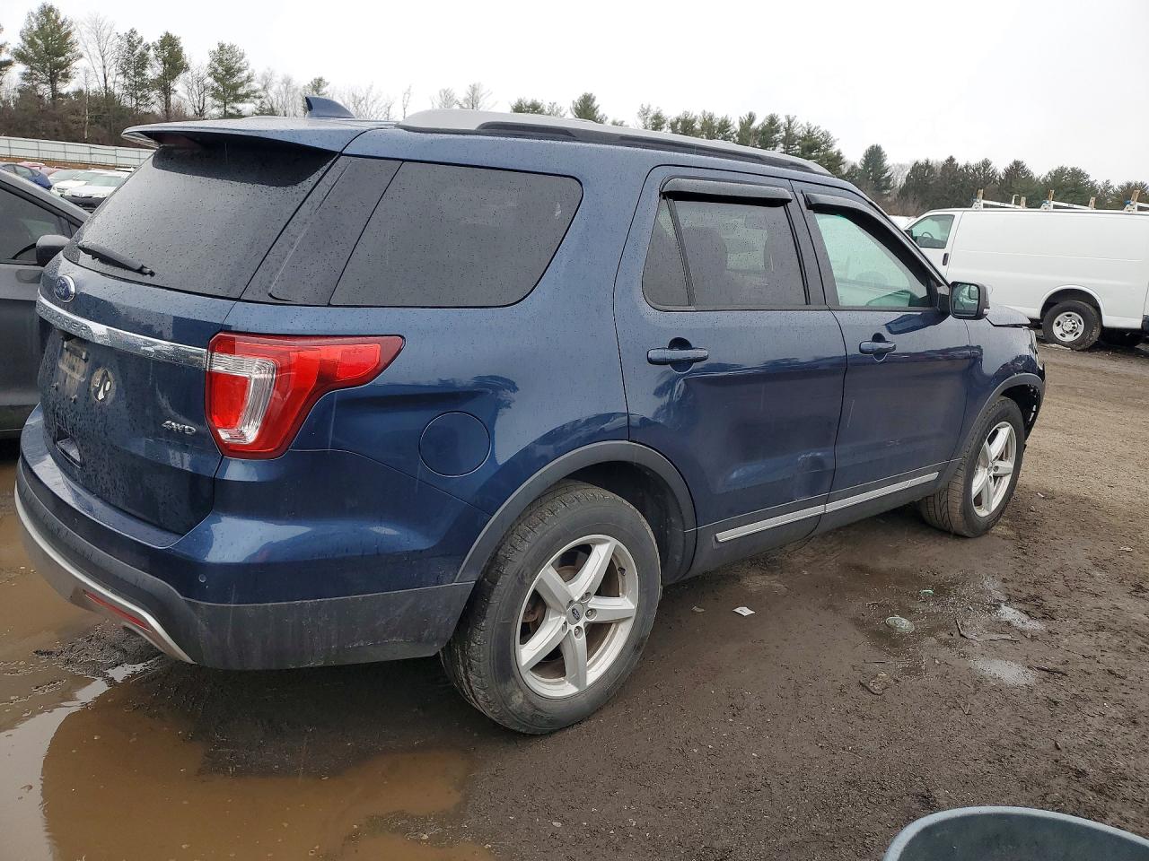2017 FORD EXPLORER XLT photo 3