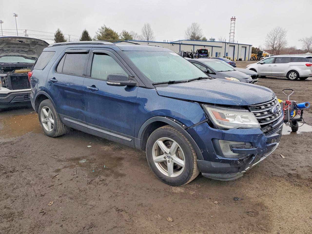 2017 FORD EXPLORER XLT photo 4